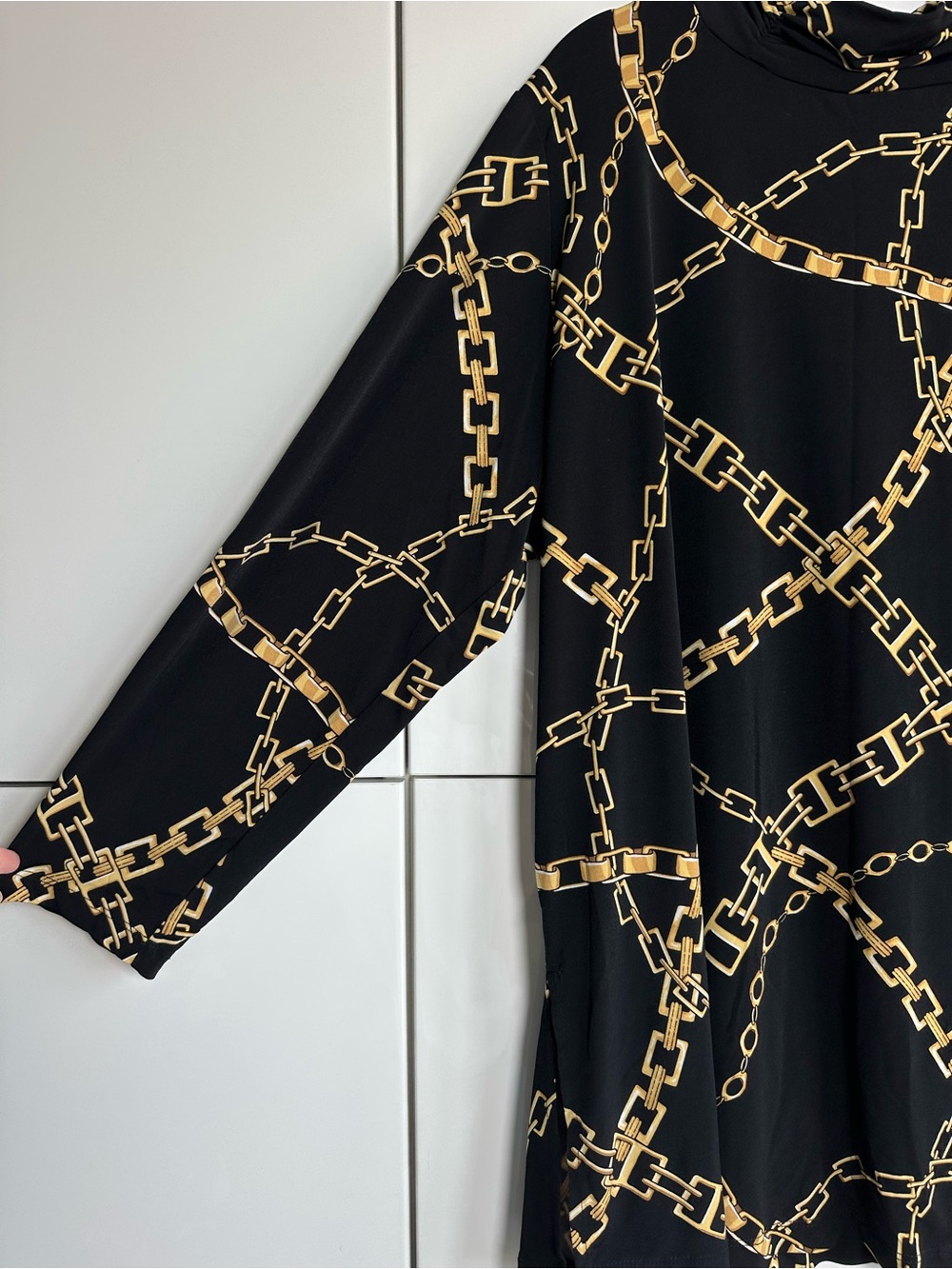 Susan Graver Liquid Knit Turtleneck Blouse Gold Chain Black Size 2X Pullover - Picture 2 of 6